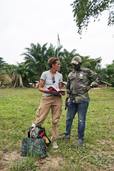 Fanny Minesi speaks with ecoguard Ekolo ya Bonobo Community Reserve _Friends of Bonobos Fanny Minesi
