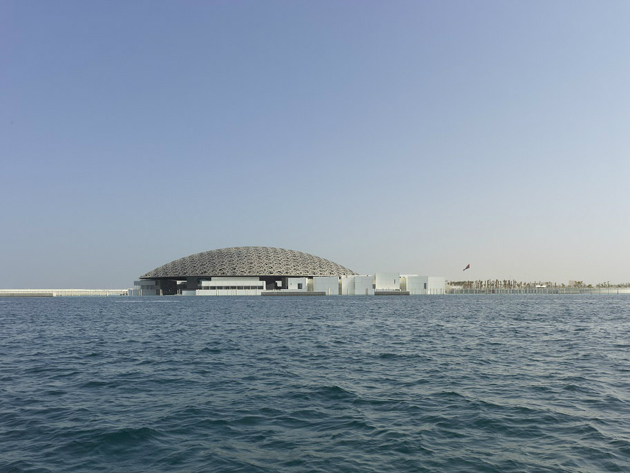 2. Louvre Abu Dhabi - Exterior view © Photography Roland Halbe - Louvre Abu Dhabi - Architecte Jean Nouvel res Laurence des Cars
