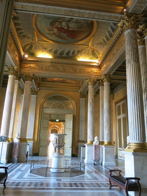 Salles_des_colonnes_du_Louvre,_vue_vers_l'est Laurence des Cars